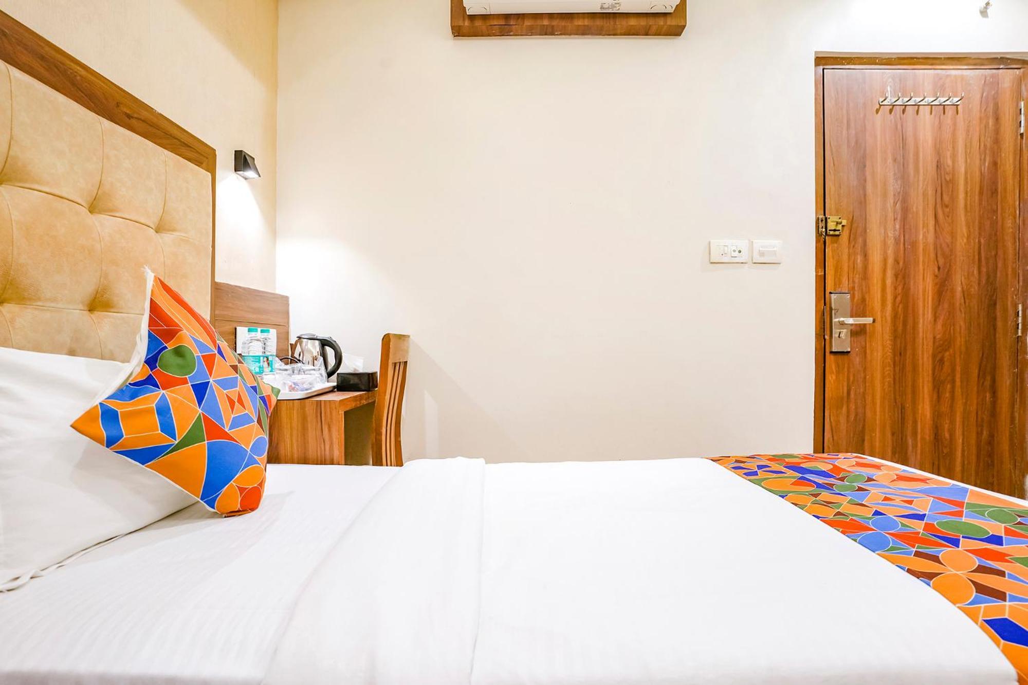 Fabhotel Amber Palace - Nr Fort & Csmt Station Мумбаи Экстерьер фото